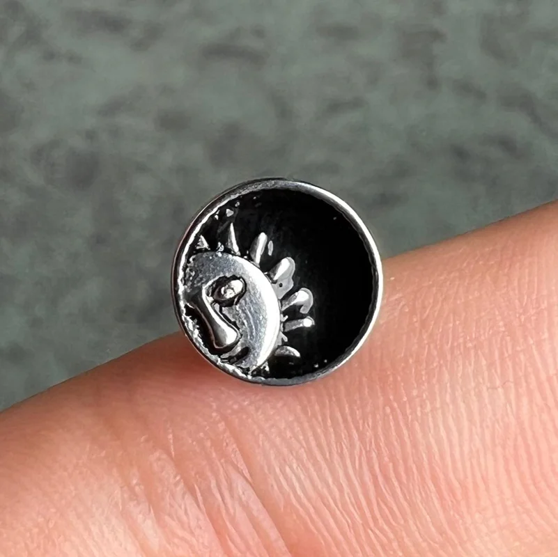 پیرسینگ سیاه قلم چهره دختر (خورشید)  کد ۲۵۰۳۱۴