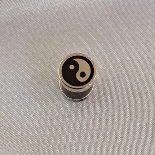 پیرسینگ گوش یین و یانگ