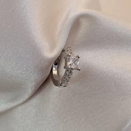 پیرسینگ گوش حلقهای نگین دار