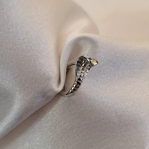 پیرسینگ گوش حلقهای مار کبری