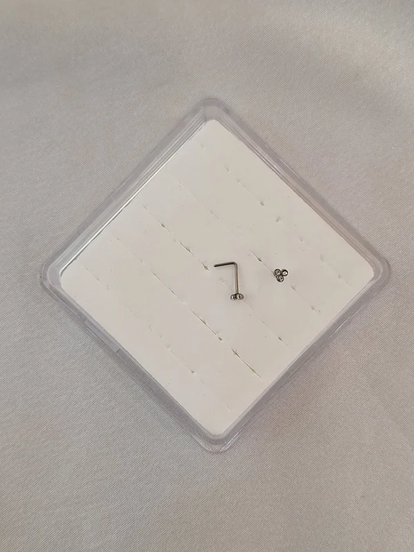 پیرسینگ بینی سه نگین پایهL کد 240605