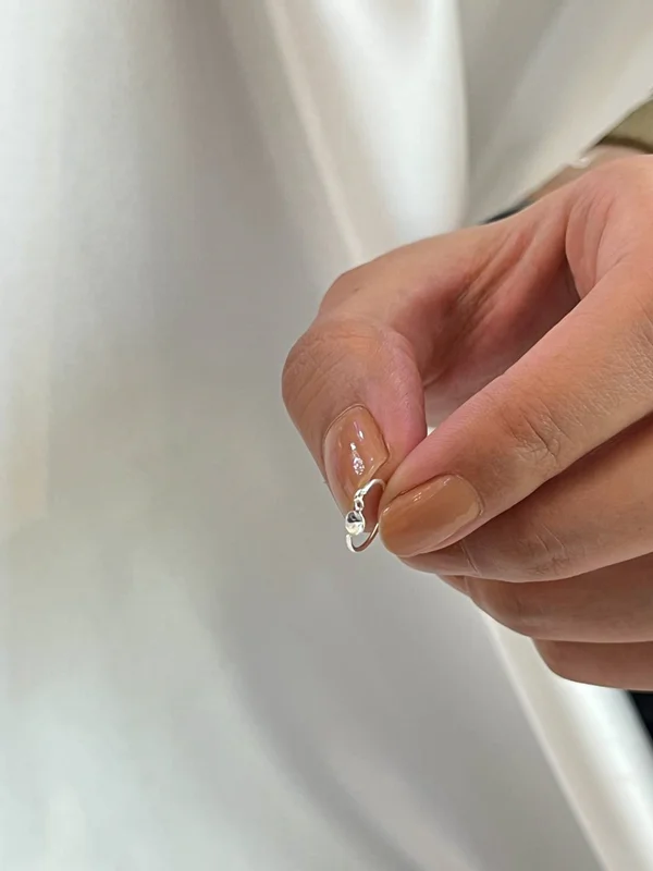 پیرسینگ بینی حلقهای آویز دار تک نگین نقره کد 240548