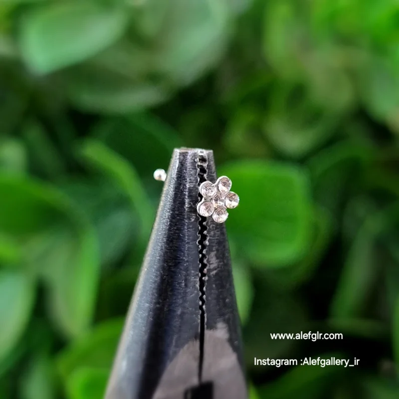پیرسینگ بینی میخی طرح نگین دارای 5 گوشه کد 240654