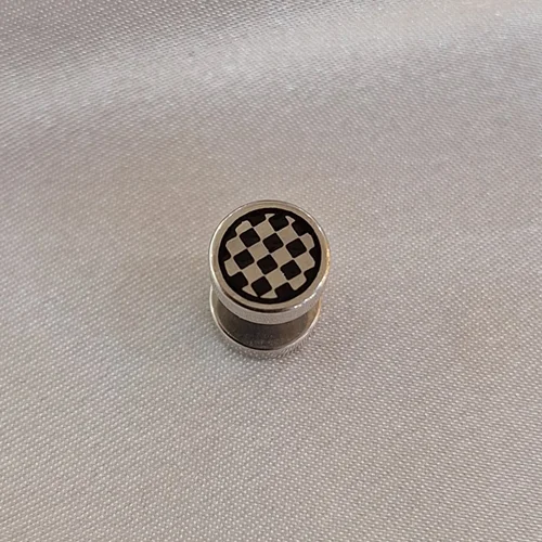 پیرسینگ گوش شطرنجی