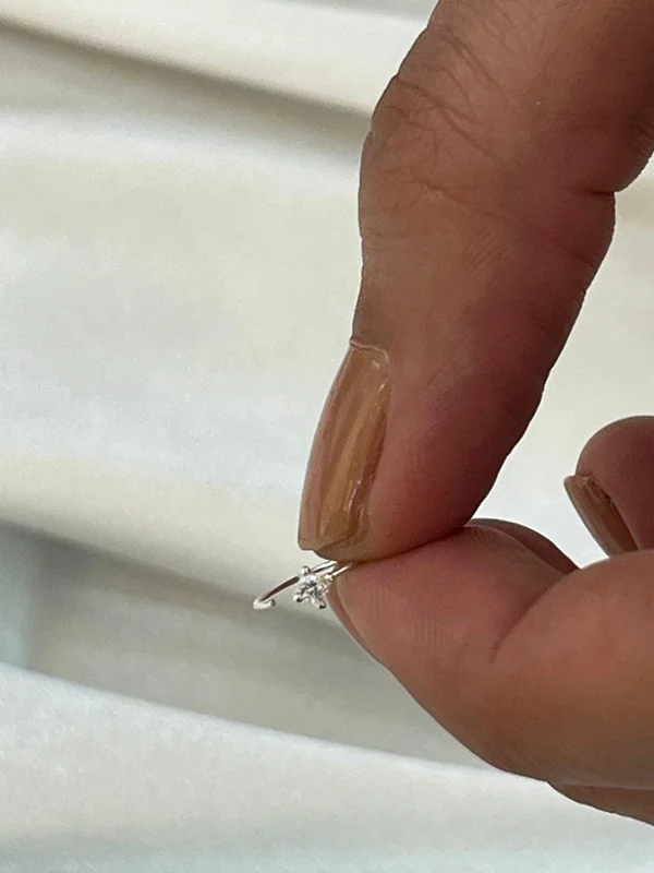 پیرسینگ بینی حلقهای تک نگین نقره کد 240531