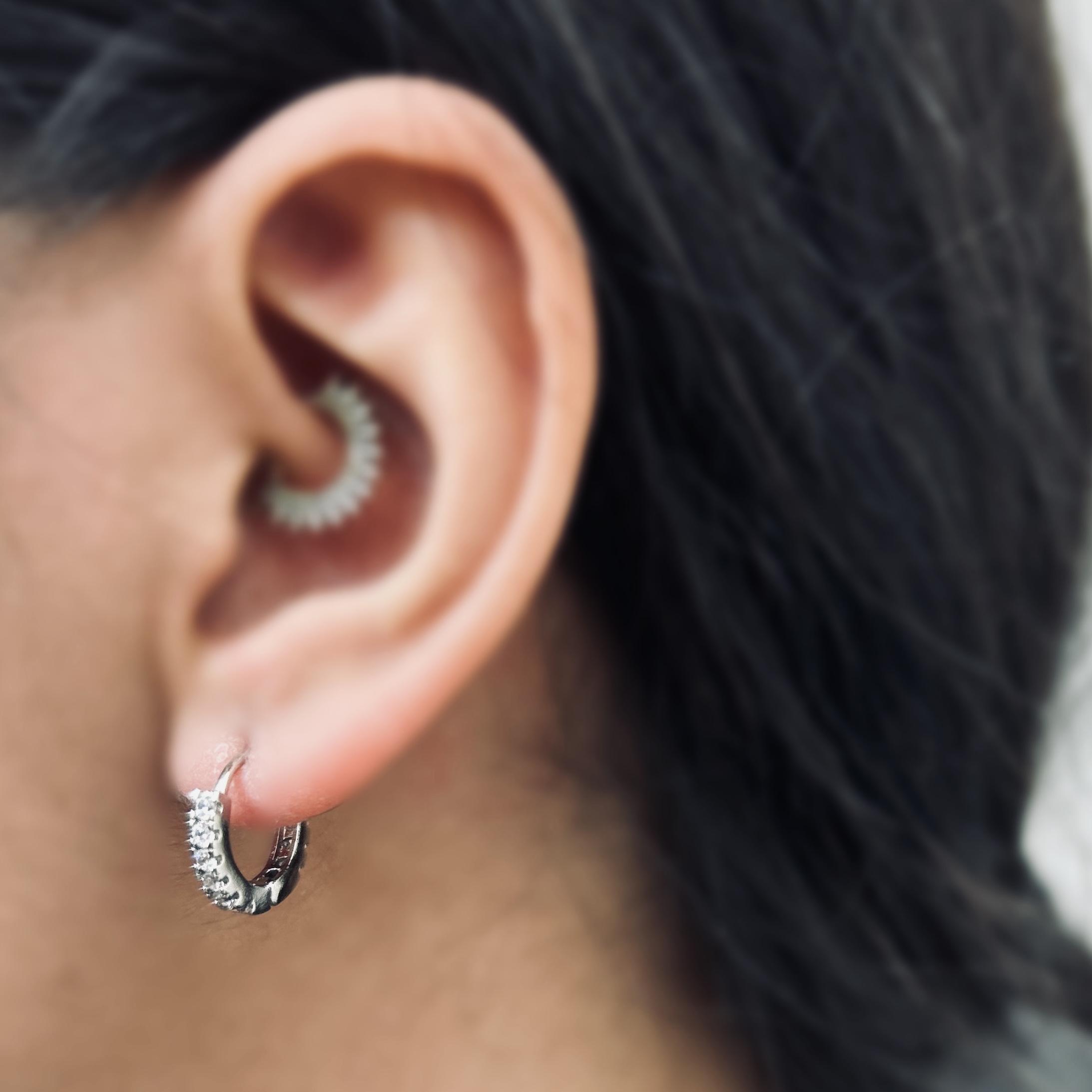 گوشوار حلقه ای از برند ژوپینگ ردیف نگین || خرید آنلاین